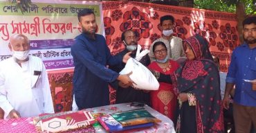 হরিণাকুন্ডুর ৪ শতাধিক নিম্ন আয়ের মানুষের মাঝে খাদ্য ও ঈদসামগ্রী বিতরণ