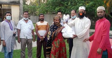 পটুয়াখালীর কলাপাড়ায় হতদরিদ্রদের পাশে দাঁড়িয়েছে একুশে ক্লাব
