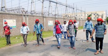 বড়পুকুরিয়া তাপবিদুৎ এলাকায় আন্দোলন পরিচালনা কমিটির উদ্যোগে জীবানু নাশক স্প্রে ছিটানো হয়েছে