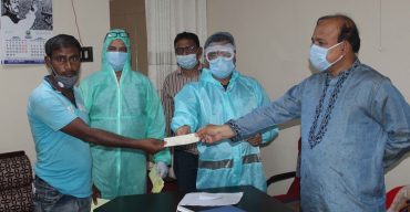পার্বতীপুরে সমাজসেবা অধিদপ্তরের উদ্যোগে রোগীদের মাঝে চেক হস্তান্তর
