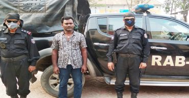 পাবনার চাটমোহর উপজেলায় আগ্নেয়াস্ত্র ও গুলিসহ ইউপি সদস্য আটক