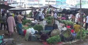 ঝিনাইদহের হাট-বাজারগুলোতে কমছে না মানুষের উপস্থিতি, সামাজিক দুরত্ব না