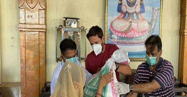 হিন্দু মন্দিরে খাবার দেয়া আফ্রিদির বিরুদ্ধেই অভিযোগ!