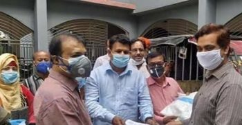 ঝিনাইদহ জেলা পরিষদ চেয়ারম্যান কনক কান্তি দাসকে রুখতে পারেনি শারীরিক অসুস্থতা, অসহায়দের ঘরে ঘরে পৌঁছে দিচ্ছে ত্রাণ