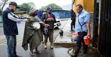 ক্ষুধা মেটাতে পশুর রক্ত খাচ্ছে ভেনিজুয়েলার মানুষ!