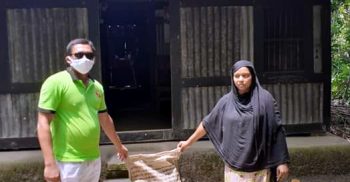 করোনা আতঙ্কে বিপর্যস্ত তখনও ঈদের দিনে ত্রাণ নিয়ে জনগণের বাড়িতে মানবতার ফেরিওয়ালা গৈলা ইউপি চেয়ারম্যান টিটু