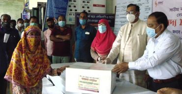 বাগেরহাটে এসবিএসি ব্যাংকের পক্ষে খাদ্য সমগ্রী বিতরন