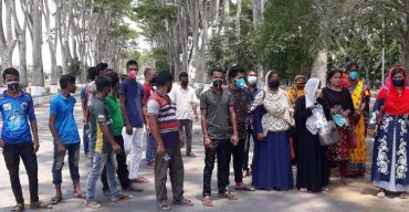 মংলা ইপিজেডে চীনা প্রতিষ্ঠানের ১৫৪ জন শ্রমিক চাকরিচুত্য বিক্ষোভ করেছে