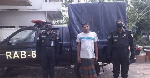 যশোর র‌্যাব-৬ এর অভিযান ফেন্সিডিলসহ গ্রেফতার মাদক ব্যবসায়ী