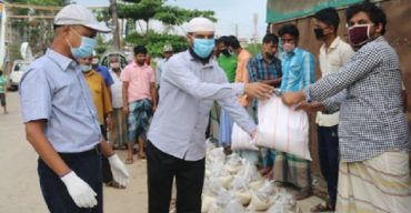 কর্মহীন ত্রাণবঞ্চিত পরিবহন শ্রমিকের মাঝে যাত্রী কল্যাণ সমিতির ত্রাণ বিতরণ