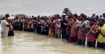 আমফানে সব লণ্ডভণ্ড, খুলনায় হাঁটু পানিতে ঈদের নামাজ