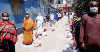 ঝিনাইদহে আবেদীন ফাউন্ডেশনের পক্ষ থেকে ২ শতাধিক অসহায় মানুষের মাঝে খাদ্য ও ঈদ উপহার বিতরণ