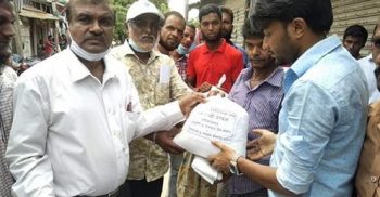 ঘরে ঘরে খাদ্য সামগ্রী যাচ্ছে এ্যাডভোকেট ফখরুল ইসলাম মুকুলের