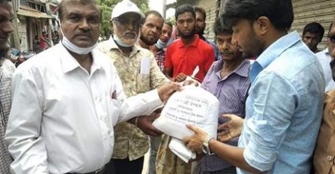 ঘরে ঘরে খাদ্য সামগ্রী যাচ্ছে এ্যাডভোকেট ফখরুল ইসলাম মুকুলের