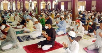 ভাইরাস রোগ থেকে মুক্তি কামনায় ঐতিহাসিক ষাটগম্বুজ মসজিদে ঈদের জামাত