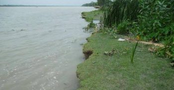 বেড়িবাঁধ না থাকায় ঝুঁকিতে ঝালকাঠির লাখ মানুষ