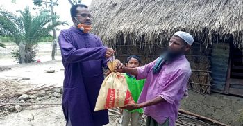 প্রধানমন্ত্রীর নামে কলাপাড়ায় এক কলেজ শিক্ষক খাদ্য সামগ্রী বিতরন করেছেন হতদরিদ্র পরিবারের মাঝে