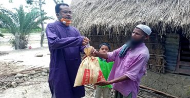 প্রধানমন্ত্রীর নামে কলাপাড়ায় এক কলেজ শিক্ষক খাদ্য সামগ্রী বিতরন করেছেন হতদরিদ্র পরিবারের মাঝে