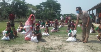 কোমলমতি শিক্ষার্থীর মাঝে দশমিনায় ত্রান বিতরন