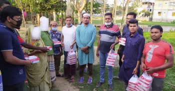 নওগাঁয় জেলা যুবদলের উদ্যোগে খাবার বিতরণ