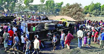 ঈদে রডবোঝাই ট্রাকে বাড়ি ফেরার পথে গাইবান্ধায় প্রাণ গেল ১৩ জনের