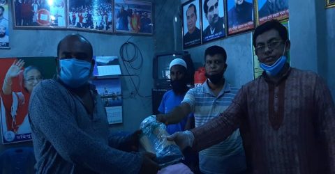 ঈদ সামগ্রী বিতরণ করলেন কেন্দ্রীয় যুবলীগ নেতা সোহাগ