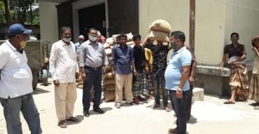 পটুয়াখালীর দশমিনায় জেলের মাঝে চাল বিতরন