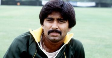 ভিক্ষা চাইছেন পাক অধিনায়ক জাভেদ মিয়াঁদাদ