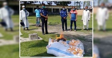 বাগেরহাটে মোরেলগঞ্জে নিষিদ্ধ পলিথিন ভস্মিভূত