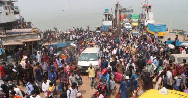কাঁঠালবাড়িতে ফেরি চলাচলে ধীরগতি, ঢাকামুখী যাত্রীর চাপ