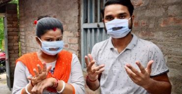 করোনা প্রতিরোধ করতে মূক-বধির দম্পতির ভাষা বুঝতে অভিনব মাস্ক