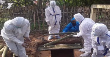 করোনায় মৃত্যুবরণকারীদের জানাজা, কাফন-দাফন ও সৎকার করেছে ইকরামুল মুসলিমীন ফাউন্ডেশনের টিম সদস্যরা