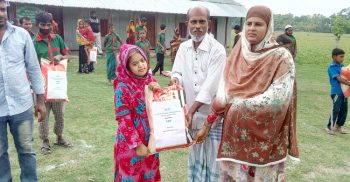বুদ্ধি প্রতিবন্ধী শিক্ষার্থী’র মাঝে দশমিনায় খাদ্য সামগ্রী বিতরণ