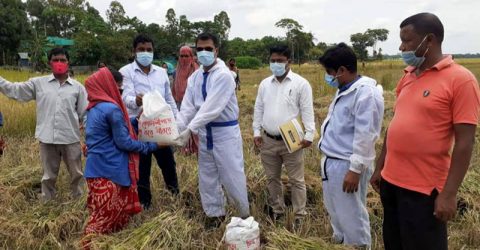 গোপালগঞ্জে ক্ষেতে গিয়ে ধানকাটা শ্রমিকদের খাদ্যসামগ্রী বিতরণ