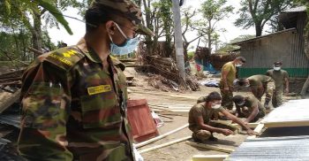 কলাপাড়ায় আস্পানে ক্ষতিগ্রস্থ ঘর নির্মাণ করছেন সেনাবাহিনীর সদস্যরা