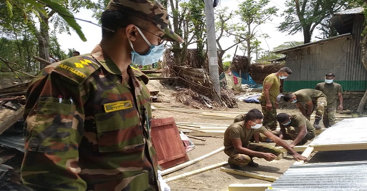 কলাপাড়ায় আস্পানে ক্ষতিগ্রস্থ ঘর নির্মাণ করছেন সেনাবাহিনীর সদস্যরা