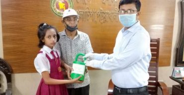 গলাচিপায় ইউএনও’র কাছে জমানো টাকার ব্যাংকটি তুলে দিল তৃতীয় শ্রেণির ছাত্রী সিনহা