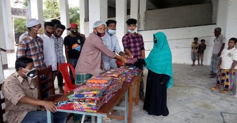 কুয়াকাটায় ছাত্রলীগ নেতা আরিফ বিল্লাহ’র ঈদ উপহার বিতরণ