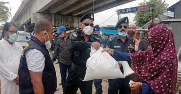 ঘূর্নিঝড় আম্ফানে ক্ষতিগ্রস্থদের খাদ্য সহায়তা দিয়েছেন র‌্যাব-৮