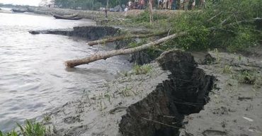 বলেশ্বর নদীর ভাঙনে ১০ গ্রামের মানুষ হুমকির মুখে এমপি এ্যাড. মিলণের পরিদর্শন