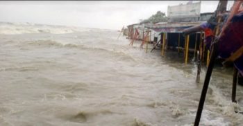 কলাপাড়ায় অস্বাভাবিক জোয়ারে লোনা পানিতে ডুবে গেছে ১৭ গ্রাম
