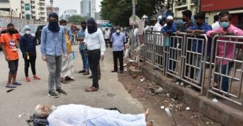 করোনা টেস্ট করাতে লাইনে দাঁড়িয়েছিলেন, হঠাৎ মাটিতে পড়েই মারা গেলেন