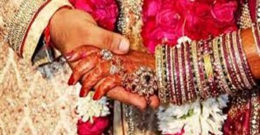 প্রথম প্রেমিকের সঙ্গে মায়ের বিয়ে দিলেন দুই মেয়ে!