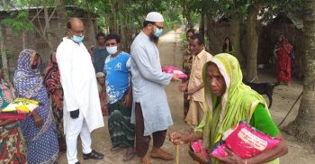 ঝিনাইদহে অসহায় মানুষের মাঝে বৃক্ষপ্রেমিক জহির রায়হানের ত্রাণ সামগ্রী বিতরণ