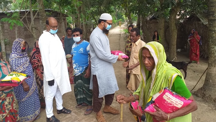 ঝিনাইদহে অসহায় মানুষের মাঝে বৃক্ষপ্রেমিক জহির রায়হানের ত্রাণ সামগ্রী বিতরণ