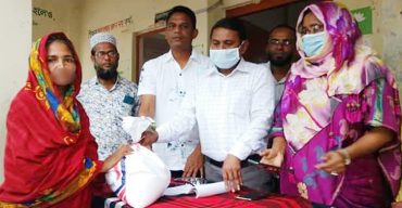 গলাচিপায় অসহায়দের হাতে ঈদ সামগ্রী তুলে দিল শিক্ষক সমাজ