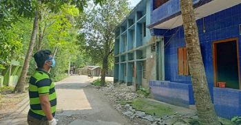 কালীগঞ্জে করোনা আক্রান্ত সেবিকার বাসায় উপহার হাতে আরটিভির সাংবাদিক শিপলু