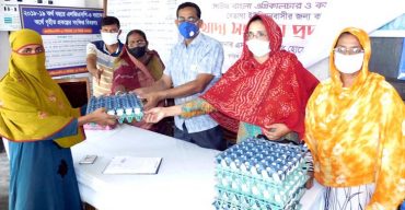 মাতৃত্বকালীন ভাতা ভোগীদের মাঝে ডিম বিতরন