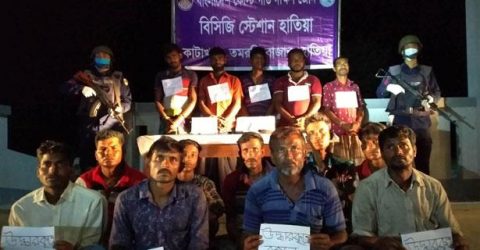 নোয়াখালীর হাতিয়ার মেঘনা নদীতে অভিযান চালিয়ে অস্ত্র-গুলিসহ পাঁচ জলদস্যু আটক