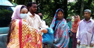 নওগাঁর আত্রাইয়ে তিন শতাধীক পরিবারের মাঝে ঈদের উপহার সামগ্রী বিতরণ করেছে স্কুল শিক্ষিকা